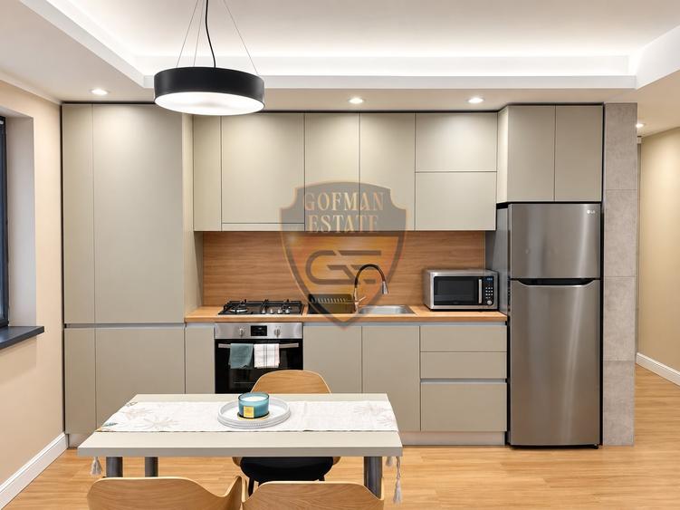 Apartament cu 3 camere decomandat, mobilat în Palazu Mare
