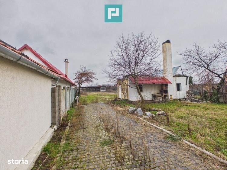Casă cu 4 camere decomandat în Rontău