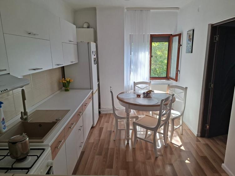 Apartament cu 3 camere semidecomandat în Gurghiu