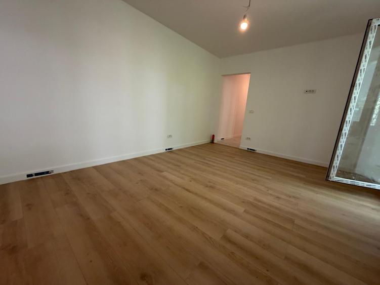 Apartament cu 3 camere semidecomandat în Titan