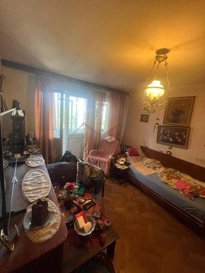 Apartament cu 3 camere semidecomandat în Podu Roș