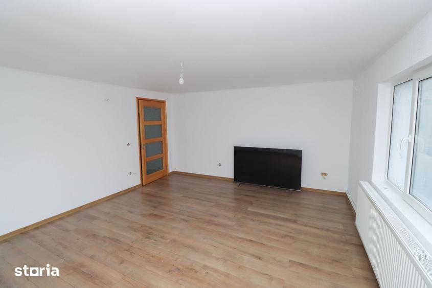 Casă cu 8 camere cu Teren 530 Mp în Zamora
