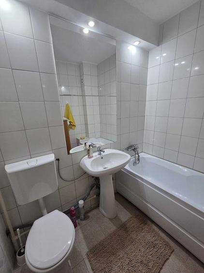 Apartament cu 2 camere semidecomandat în Aleea Carpați