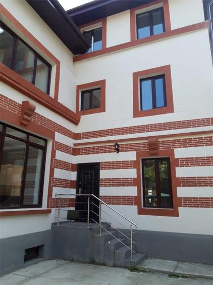 Casă cu 5 camere cu Teren 250 Mp în Victoriei