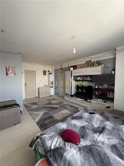 Apartament cu 4 camere semidecomandat, mobilat în Rahova