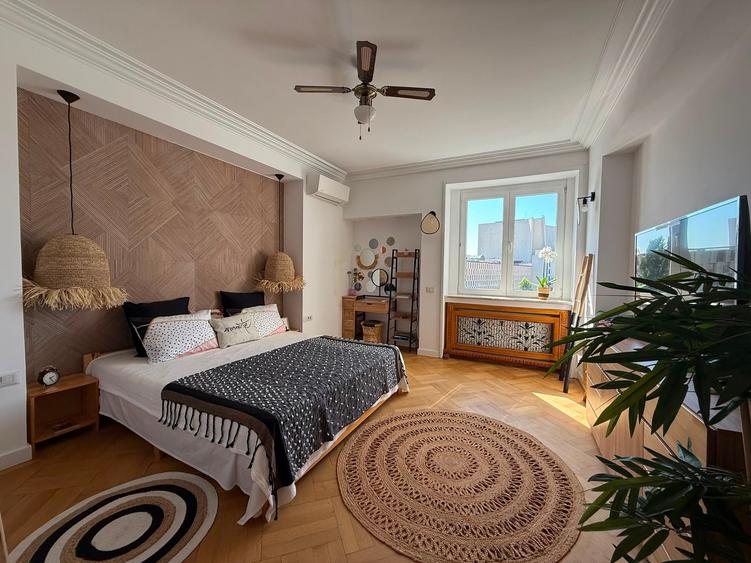 Apartament cu 4 camere în P-ța Universității