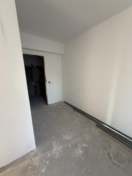 Apartament cu 3 camere semidecomandat în Aviației