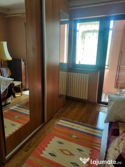 Apartament cu 3 camere semidecomandat în Craiovița Nouă