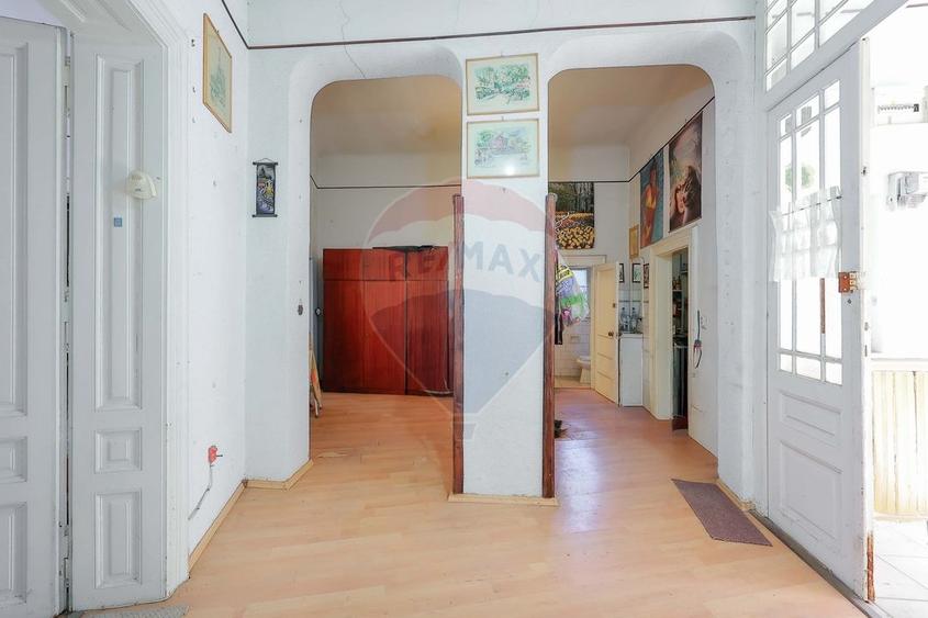 Apartament cu 4 camere semidecomandat în Central