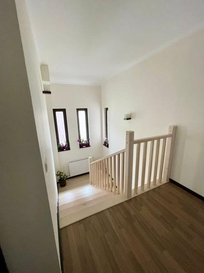 Casă individuală cu 7 camere cu Canalizare în Iris