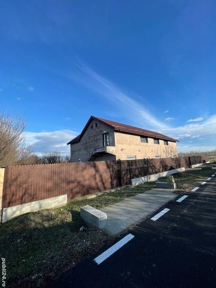Casă cu 6 camere cu Teren 600 Mp în Moldoveni