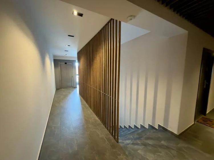 Apartament cu 3 camere decomandat în Exterior Vest