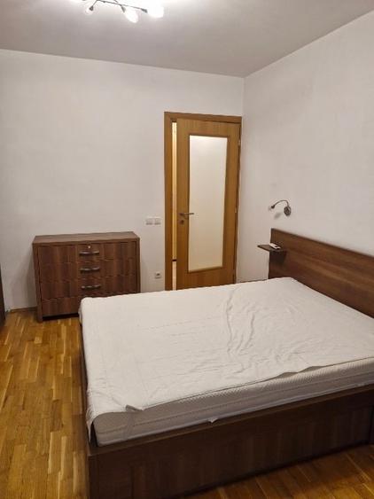 Apartament cu 3 camere semidecomandat, mobilat în 1 Mai