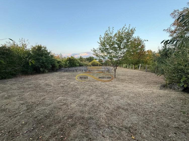 Teren de 2377 mp, în Lilieci