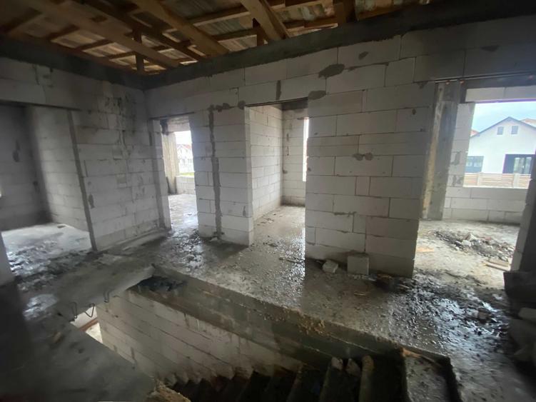 Casă cu 4 camere în Lumina