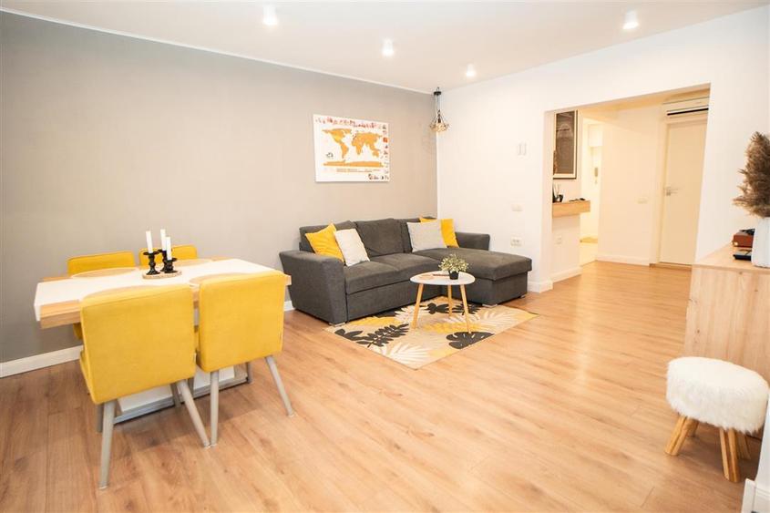 Apartament cu 3 camere semidecomandat în Rogerius