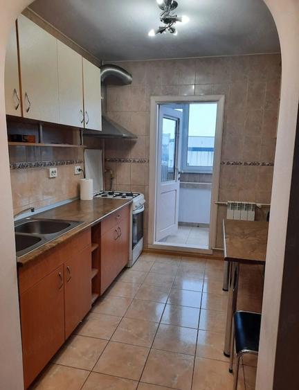 Apartament cu 3 camere decomandat în Malu Roșu