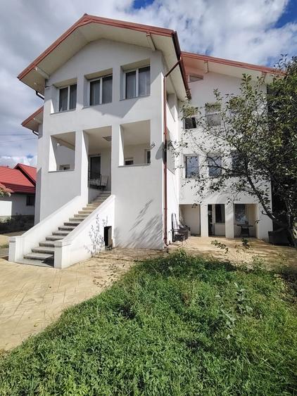 Casă individuală cu 18 camere cu Teren 1300 Mp în Bucium