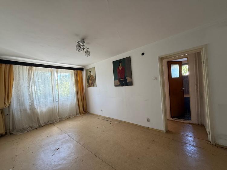 Apartament cu 3 camere semidecomandat în Gorjului