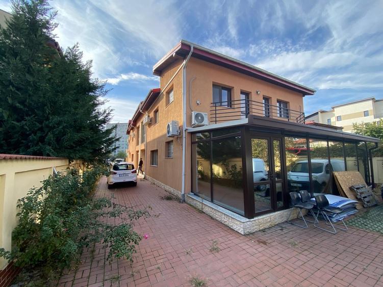 Duplex cu 8 camere cu Teren 700 Mp în Păcii