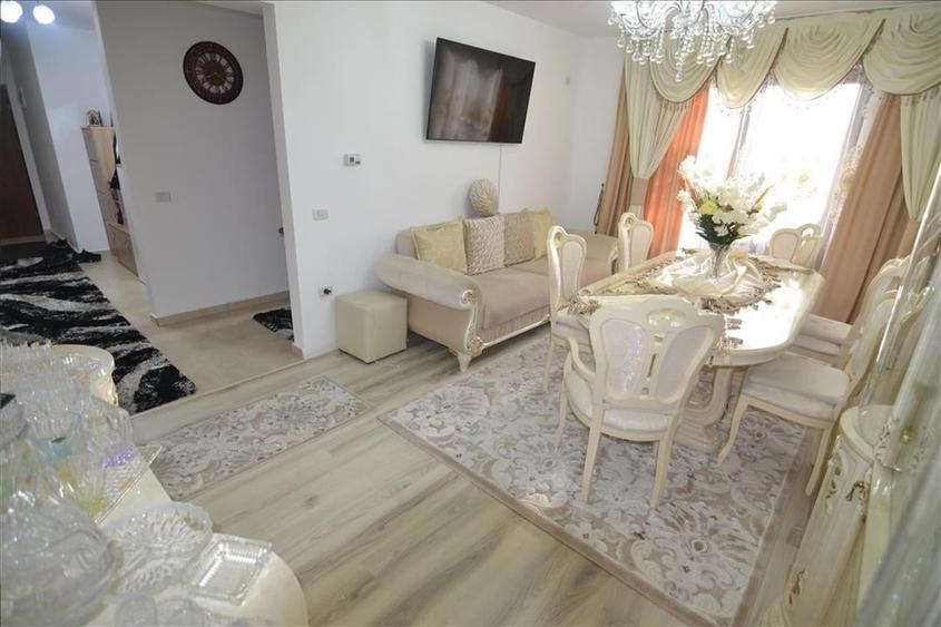 Apartament cu 3 camere decomandat în Noua