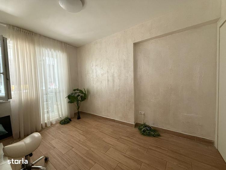 Apartament cu 3 camere semidecomandat în Tineretului
