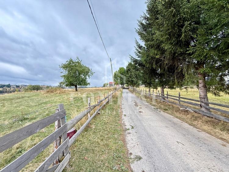 Teren Construcții intravilan de 1716 mp, în Mărișel