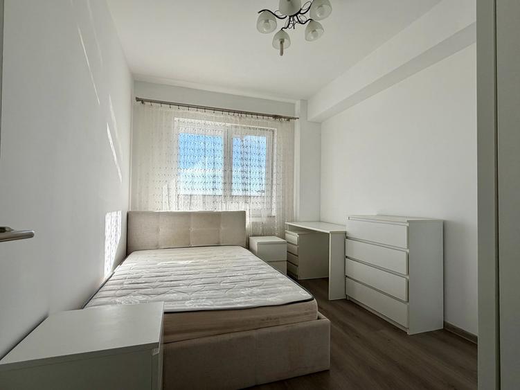 Apartament cu 4 camere semidecomandat, mobilat în Între Lacuri