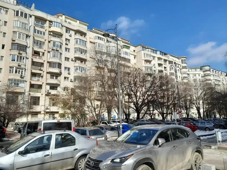 Apartament cu 2 camere semidecomandat, mobilat în Decebal
