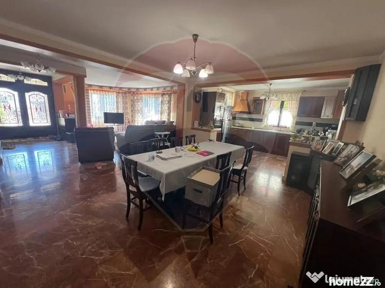 Casă cu 5 camere cu Teren 679 Mp în Central