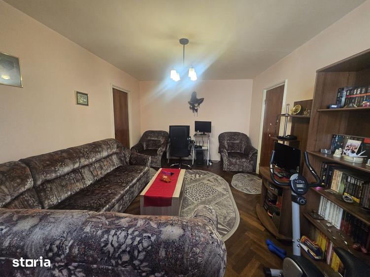 Apartament cu 3 camere decomandat în Far
