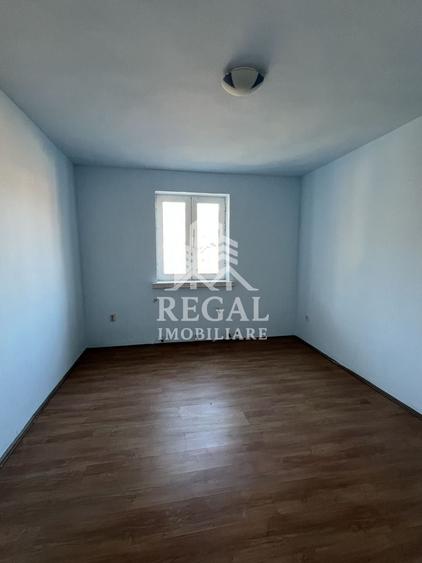 Casă individuală cu 8 camere cu Canalizare în Boș