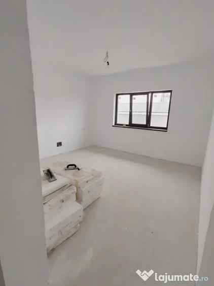 Casă cu 7 camere cu Teren 456 Mp în Malu Mare