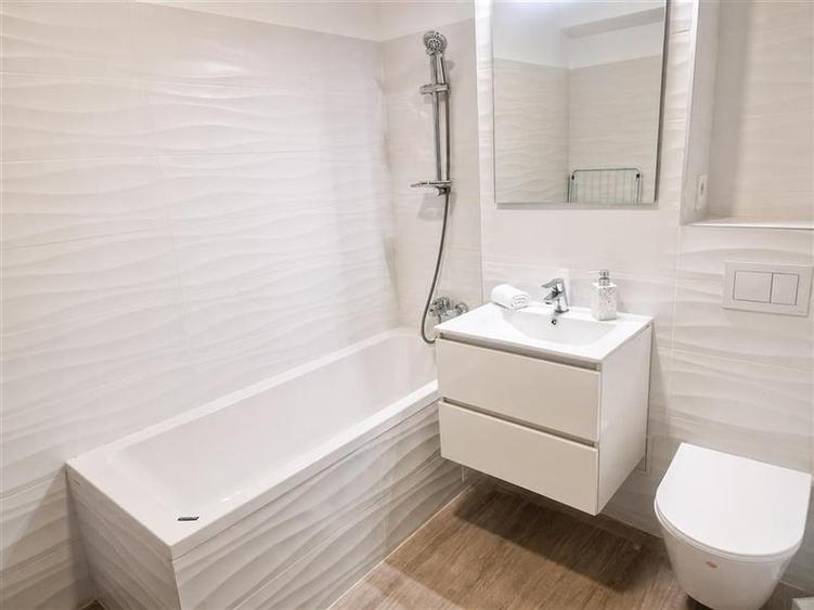 Apartament cu 2 camere semidecomandat, mobilat în Tractorul