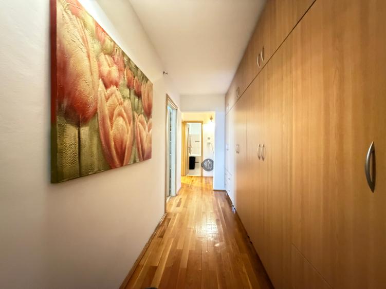 Apartament cu 3 camere semidecomandat în Girocului