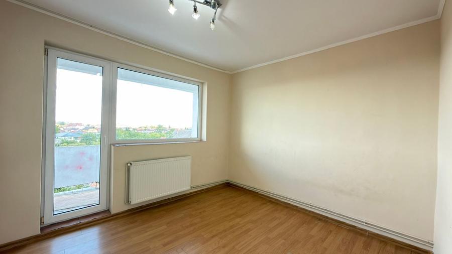 Apartament cu 3 camere semidecomandat în Nord-Vest