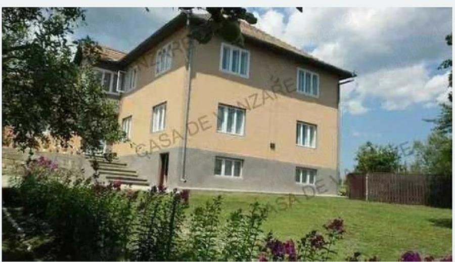 Casă cu 8 camere cu Teren 1500 Mp în Central