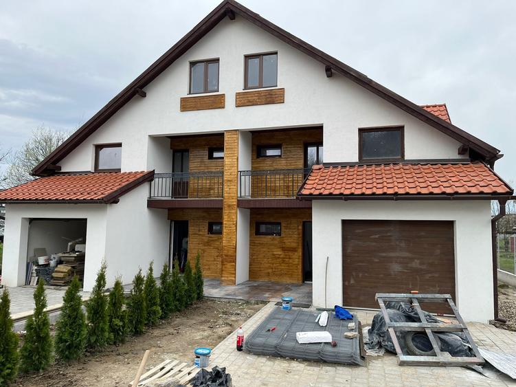 Duplex cu 5 camere cu Canalizare în Livezeni