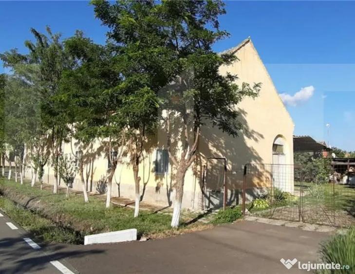 Casă cu 6 camere cu Teren 1400 Mp în Checea