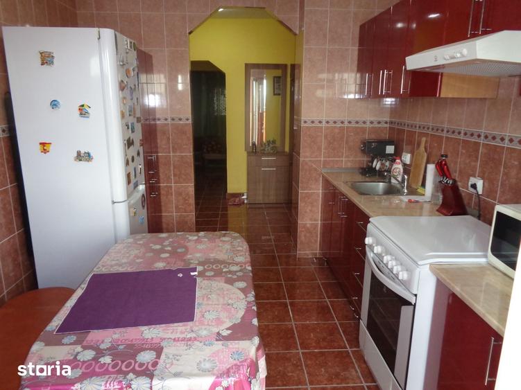 Apartament cu 3 camere decomandat în Bujac