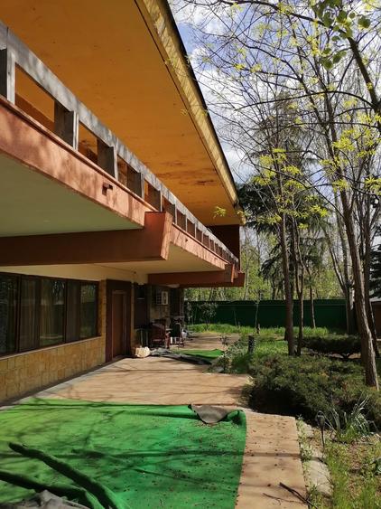 Casă individuală cu 12 camere cu Teren 1000 Mp în Central