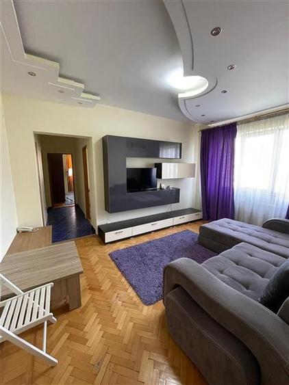 Apartament cu 3 camere semidecomandat în Mihai Bravu