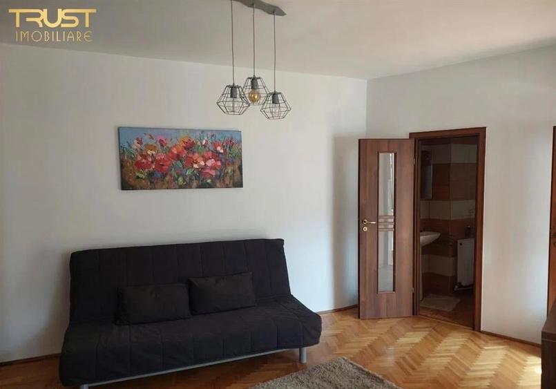 Garsonieră decomandată, mobilată în Schei