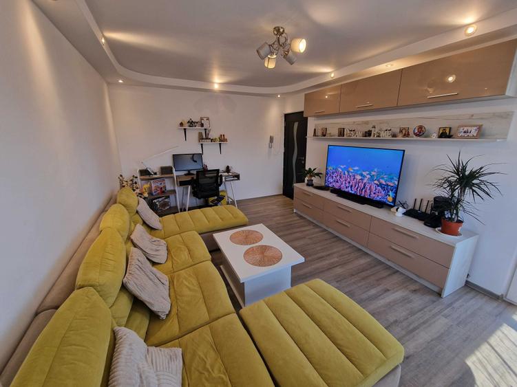 Apartament cu 3 camere decomandat în Exterior Vest