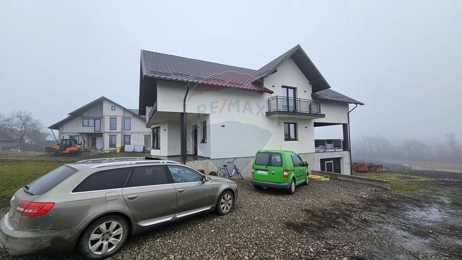 Casă cu 5 camere cu Teren 2500 Mp în Moara Nica