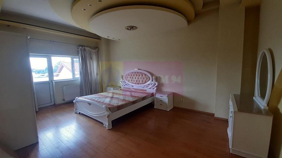 Casă individuală cu 7 camere cu Canalizare în Central