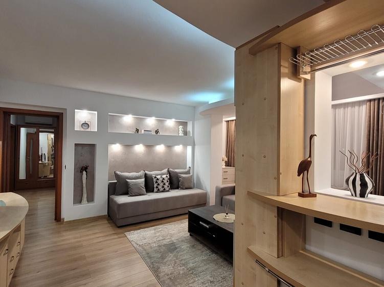 Apartament cu 3 camere semidecomandat în Pajura
