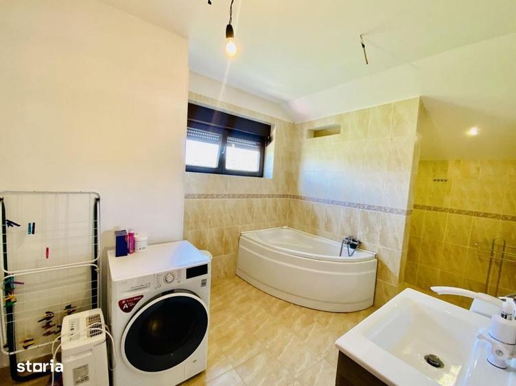 Casă cu 4 camere cu Teren 372 Mp în Roșia