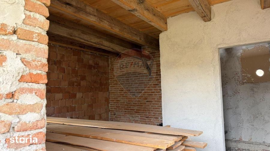 Casă cu 6 camere cu Teren 1997 Mp în Moșna