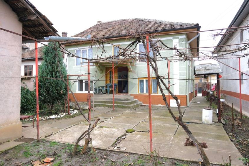 Casă individuală cu 4 camere cu Canalizare în Central